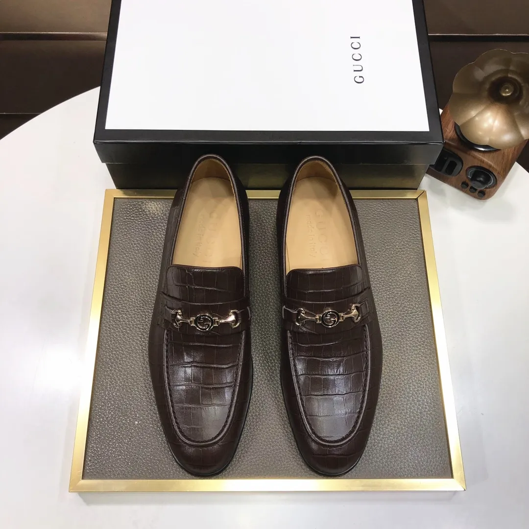 Men's shoes💰500💰Italy's top luxury men's shoe giant (GUCCI) (Gucci) (full cowhide lining) new arrival🍃Original European style🔰 Pleasant to the eye😍In order to make the shoes more durable and non-deformable🌀The production continues to follow traditional methods but there is still no lack of innovation💪Choose original sheepskin for the leather♻️ Smooth and natural And extra bright ⭐Made of imported cowhide, the first choice of rich people 38-45 (45 customized)